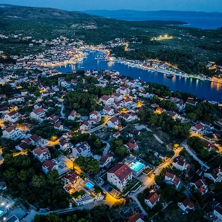 Julia With Heated Pool And Hot Tub, Ideal For Large Groups Milna (Brac)