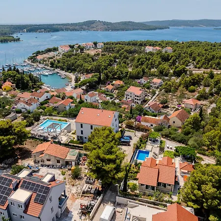 Villa Julia With Heated Pool And Hot Tub, Ideal For Large Groups *