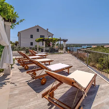 Villa Julia With Heated Pool And Hot Tub, Ideal For Large Groups Milna (Brac)