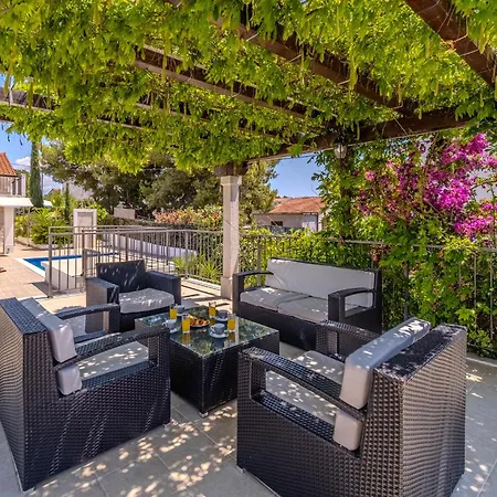 Julia With Heated Pool And Hot Tub, Ideal For Large Groups Milna (Brac)