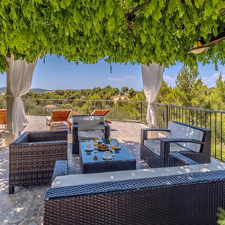 Julia With Heated Pool And Hot Tub, Ideal For Large Groups