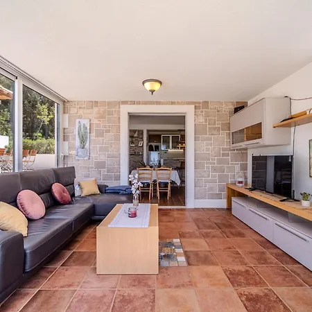 Julia With Heated Pool And Hot Tub, Ideal For Large Groups * Milna (Brac)