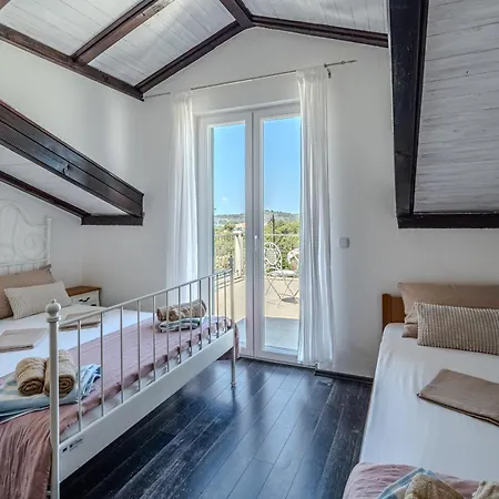 Villa Julia With Heated Pool And Hot Tub, Ideal For Large Groups