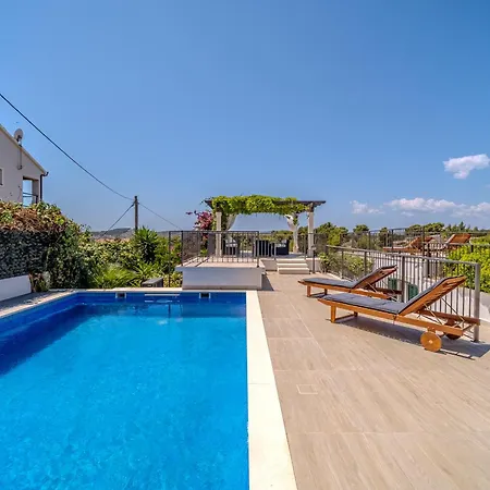 Julia With Heated Pool, Ideal For Large Groups *