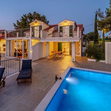 Julia With Heated Pool And Hot Tub, Ideal For Large Groups ヴィラ