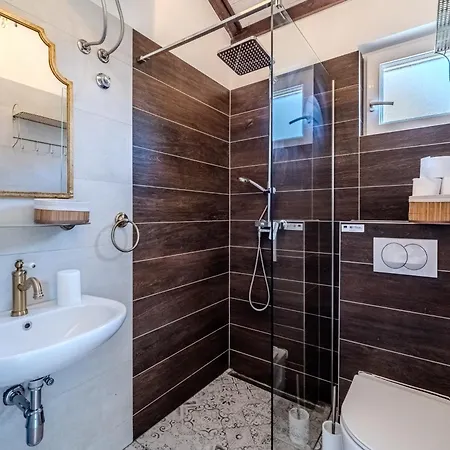 Villa Julia With Heated Pool, Ideal For Large Groups Milna (Brac)