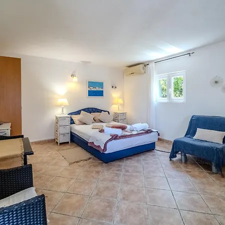 ヴィラ Julia With Heated Pool And Hot Tub, Ideal For Large Groups ミルナ