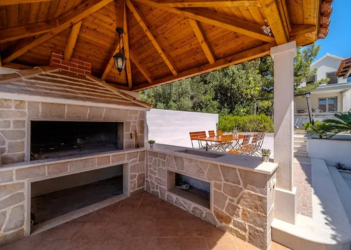 빌라 Julia With Heated Pool And Hot Tub, Ideal For Large Groups 밀나